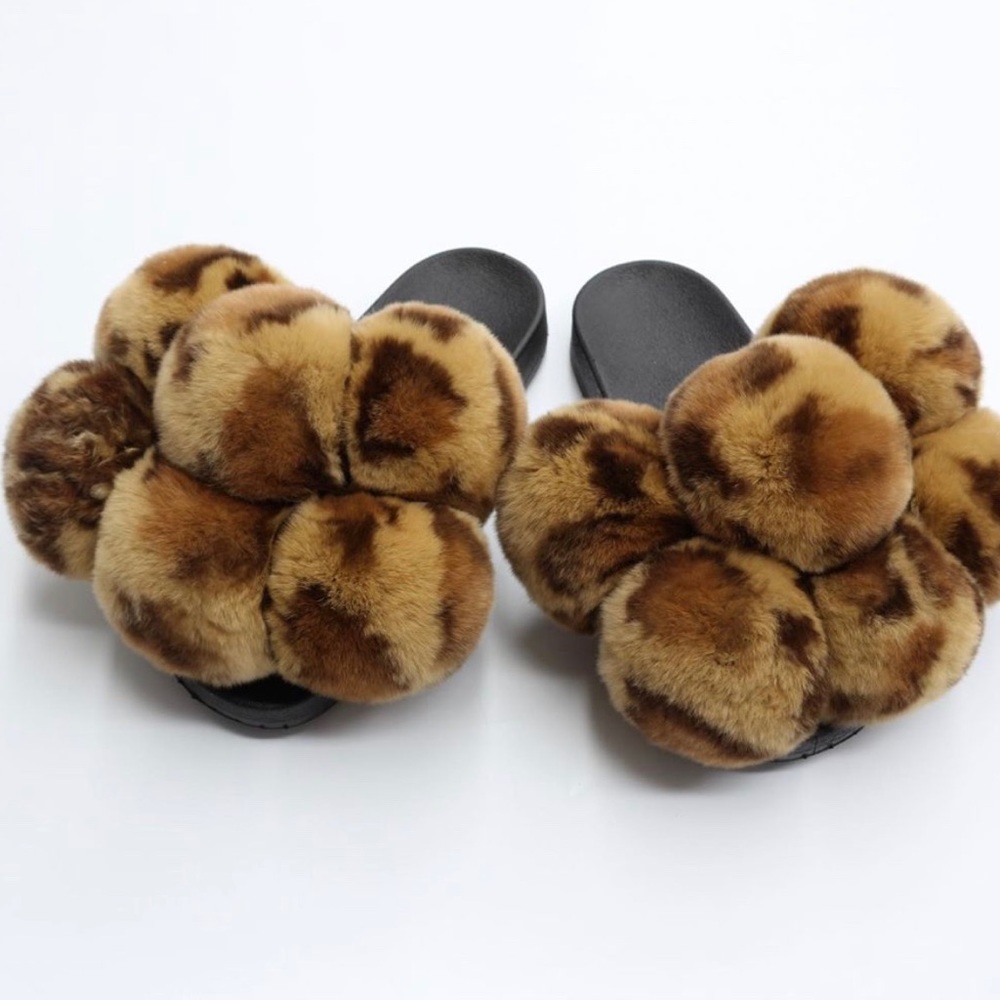 Pom Pom fox fur slides